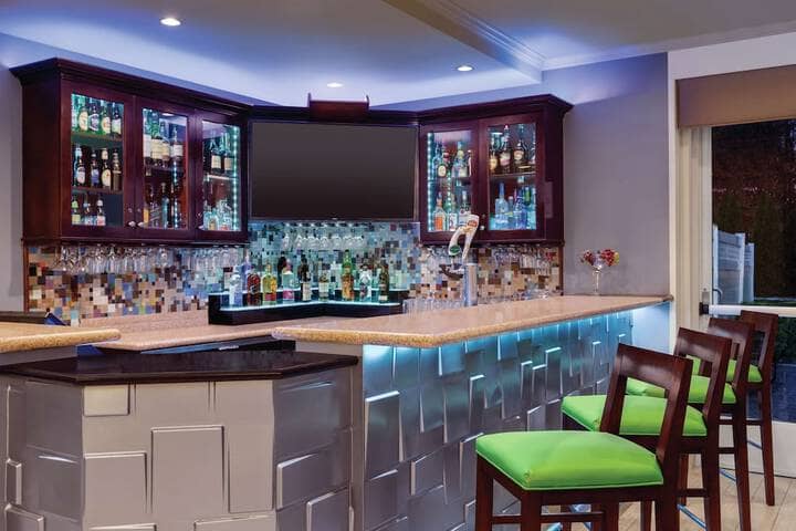 Lounge 34 of 41