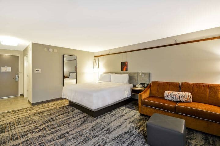 Room 18 of 48
