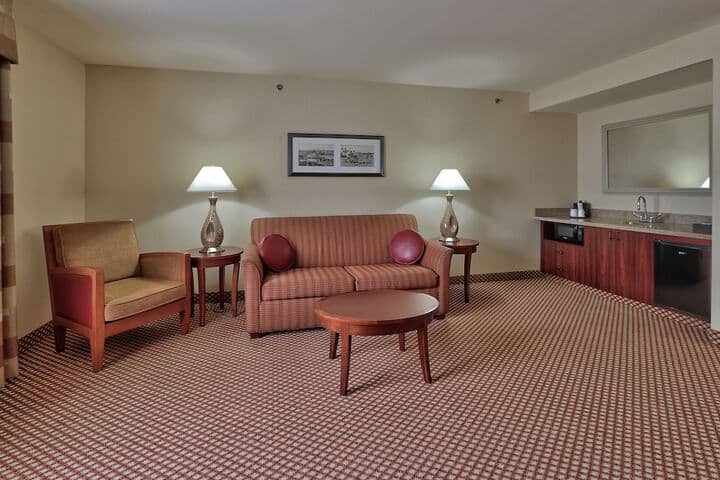 Lounge 23 of 53