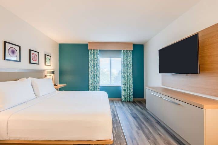 Room 27 of 61