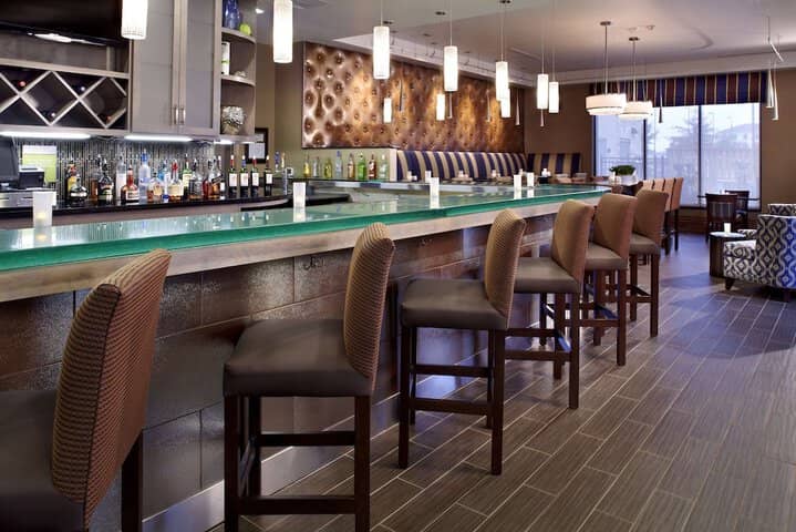 Lounge 14 of 28