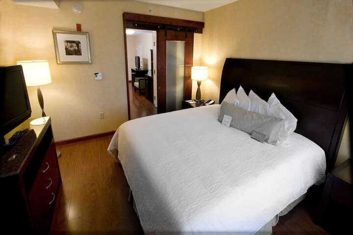 Room 10 of 32