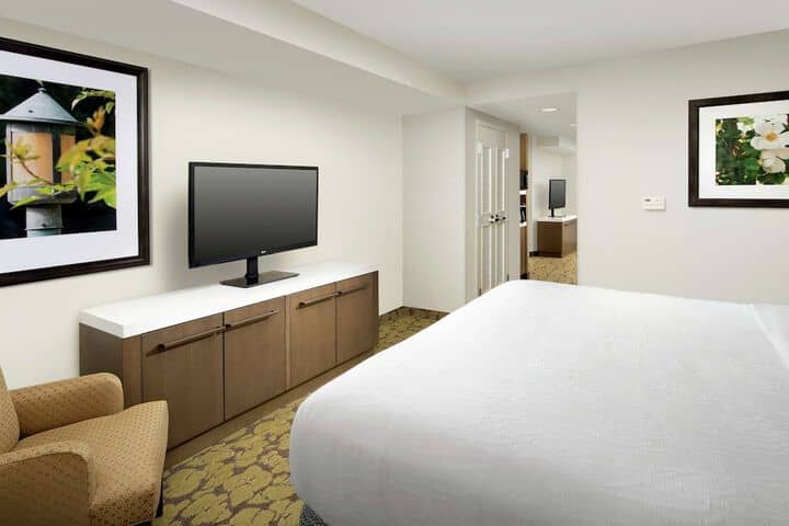 Room 10 of 33