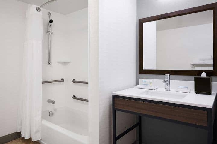Room 13 of 28