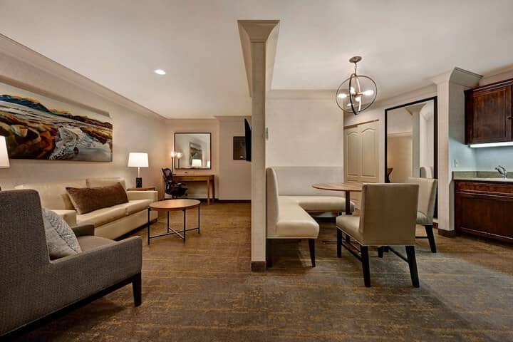 Lounge 53 of 90