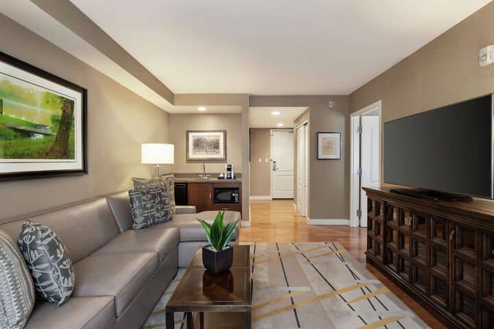 Lounge 16 of 39