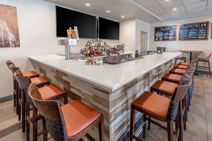 Lounge 54 of 77